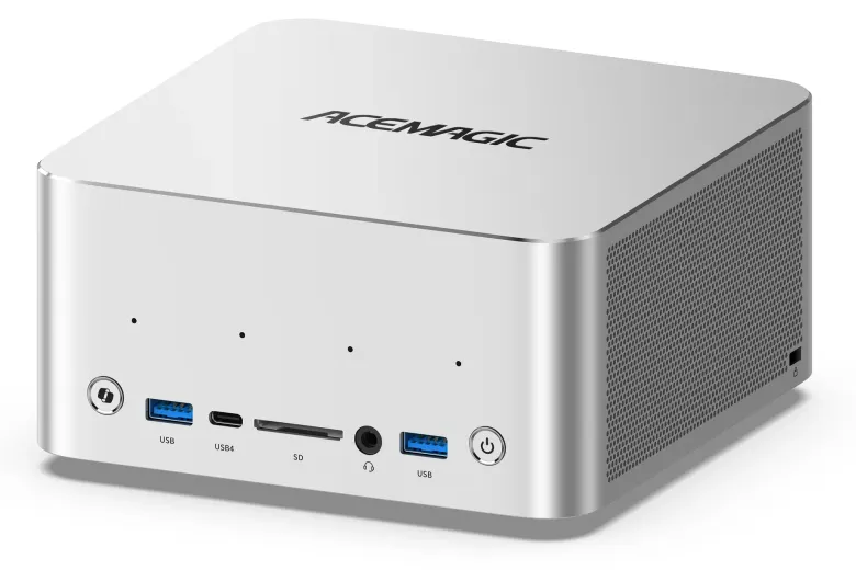 Srebrny mini PC ACEMAGIC F9A z portami USB, USB4 i czytnikiem kart z przodu, na białym tle