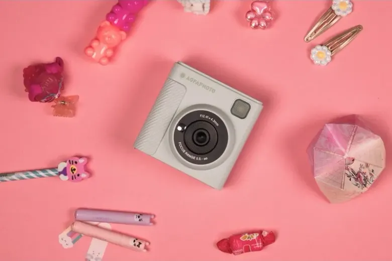 Aparat dla dzieci AgfaPhoto Realikids Instant Cam 2 na różowym tle