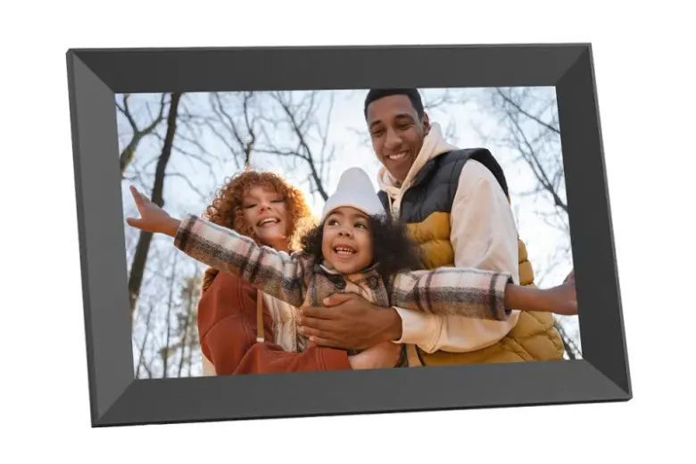 Cyfrowa ramka AgfaPhoto Realiview APF1000 Wi-Fi ONE z rodzinnym zdjęciem