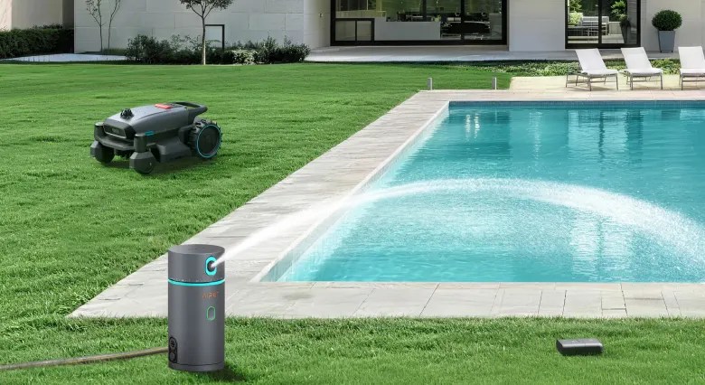 Aiper Smart Yard Ecosystem – robot koszący, zraszacz IrriSense i basen przy nowoczesnym domu