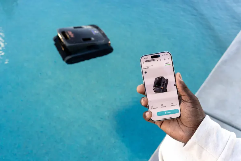 Aiper Scuba V3 Ultra na powierzchni basenu i aplikacja Aiper na smartfonie