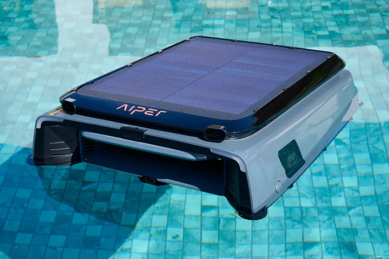 Solarny skimmer Aiper EcoSurfer Senti pływający po powierzchni basenu