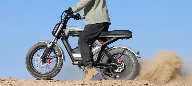 AOTOS Flux X26 Pro w terenie na piaszczystej drodze