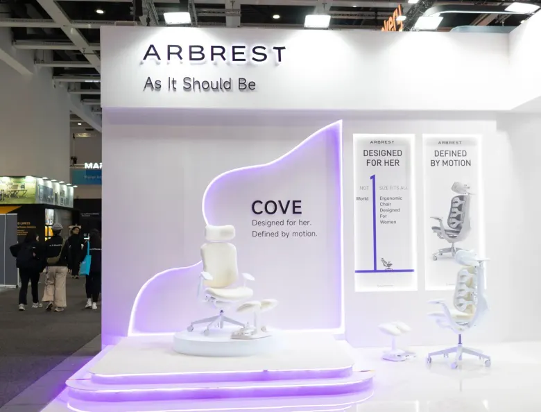 Białe krzesło ergonomiczne ARBREST COVE z podnóżkiem na podświetlanym podeście stoiska ARBREST na IFA 2026