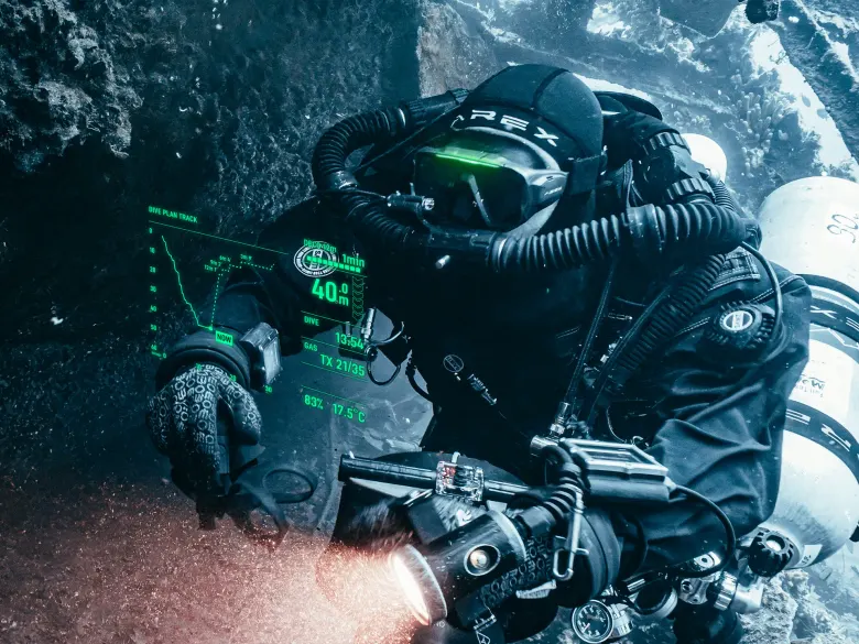 Nurek techniczny w masce AREX ONE z danymi komputera nurkowego wyświetlanymi przed oczami