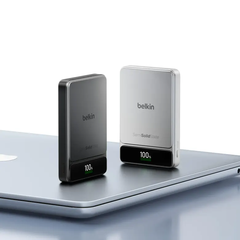 Dwa powerbanki Belkin UltraCharge Pro 10K z ogniwem BoostSolid w kolorze czarnym i piaskowym na laptopie