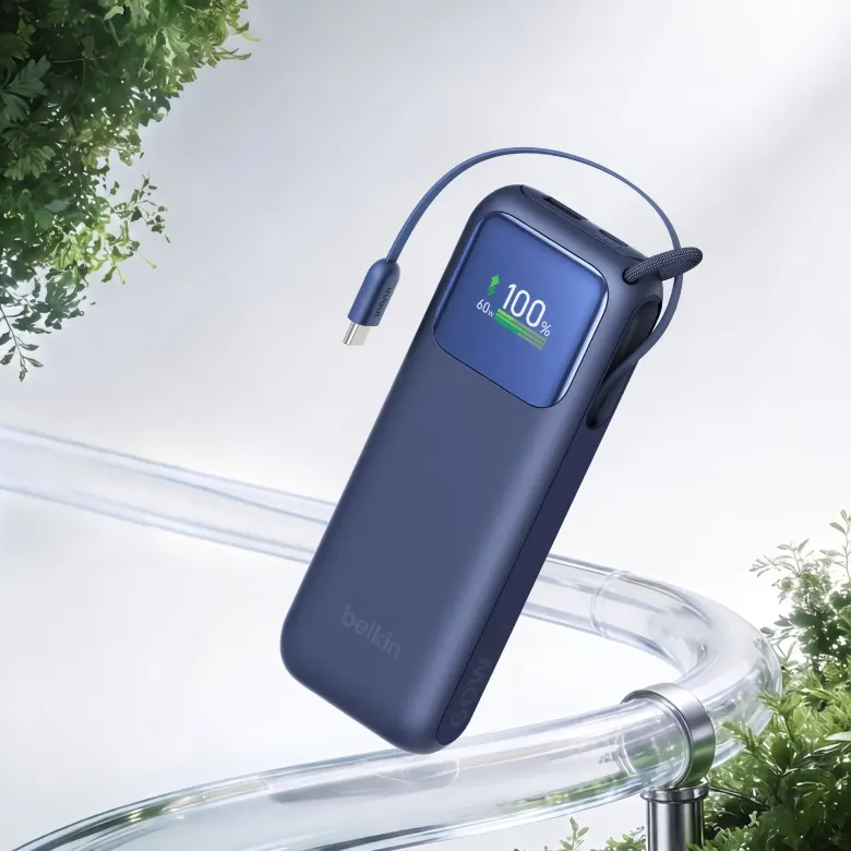 Niebieski powerbank Belkin UltraCharge 11K z wysuwanym kablem USB-C i wyświetlaczem