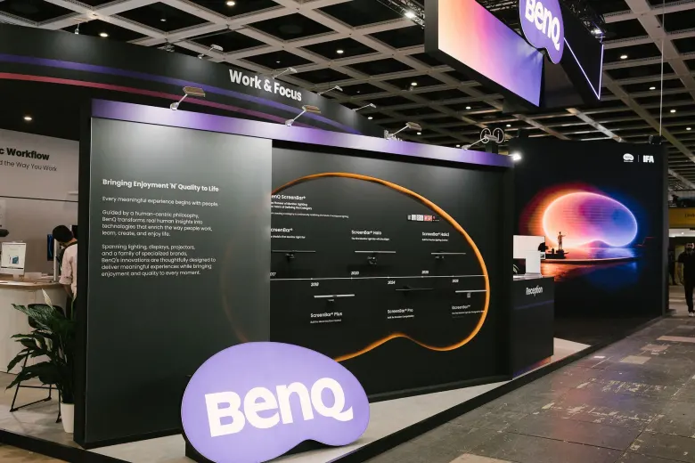 Stoisko BenQ na IFA 2026 z ciemną ścianą Work & Focus i fioletowym logo BenQ na pierwszym planie