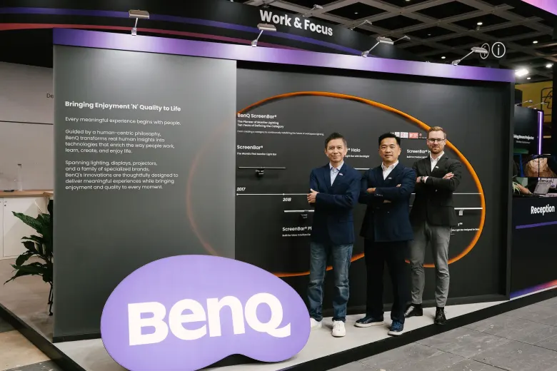 Trzech przedstawicieli BenQ przed ścianą Work & Focus na stoisku BenQ podczas IFA 2026