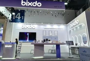 Białe stoisko bixdo w hali 14 na IFA 2026 z ekspozycją urządzeń do pielęgnacji