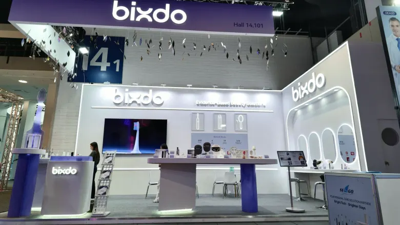 Białe stoisko bixdo w hali 14 na IFA 2026 z ekspozycją urządzeń do pielęgnacji