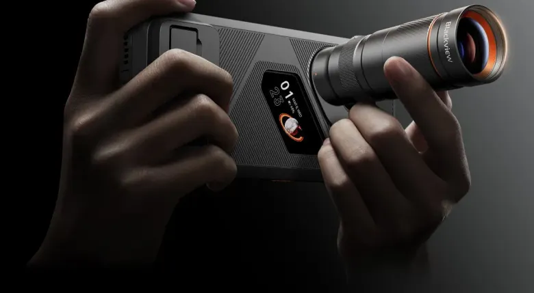 Smartfon Blackview XPLORE 6 trzymany poziomo w dłoniach z nałożonym telekonwerterem na aparat peryskopowy