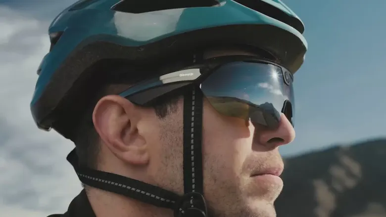 Rowerzysta w kasku i okularach z kamerą BleeqUp Rover