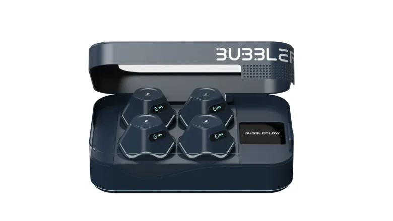 Otwarty hub BUBBLEFLOW z czterema bezprzewodowymi modułami audio w gniazdach ładowania