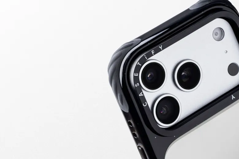 Zbliżenie na narożnik etui CASETiFY i podniesioną ramkę wokół aparatów iPhone'a