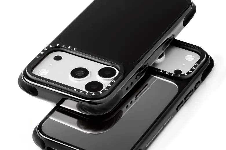 Dwa etui CASETiFY na iPhone'a – z czarnymi i z lustrzanymi pleckami