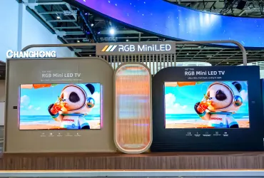 Dwa telewizory CHiQ RGB MiniLED z animowaną pandą na ekranach, na stoisku Changhong podczas IFA 2026
