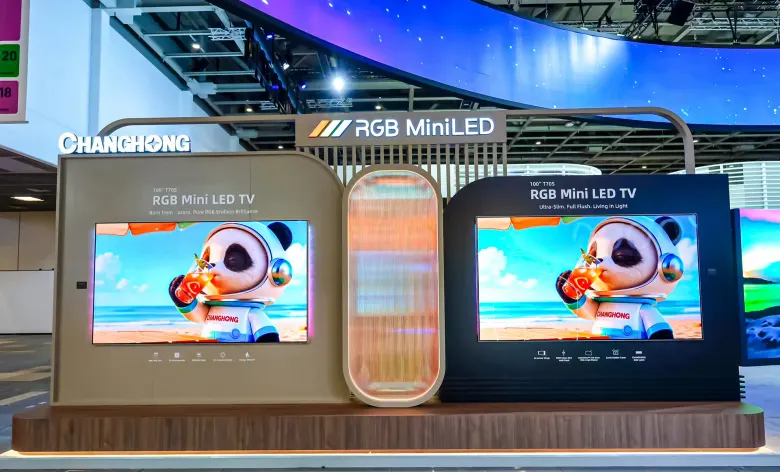 Dwa telewizory CHiQ RGB MiniLED z animowaną pandą na ekranach, na stoisku Changhong podczas IFA 2026