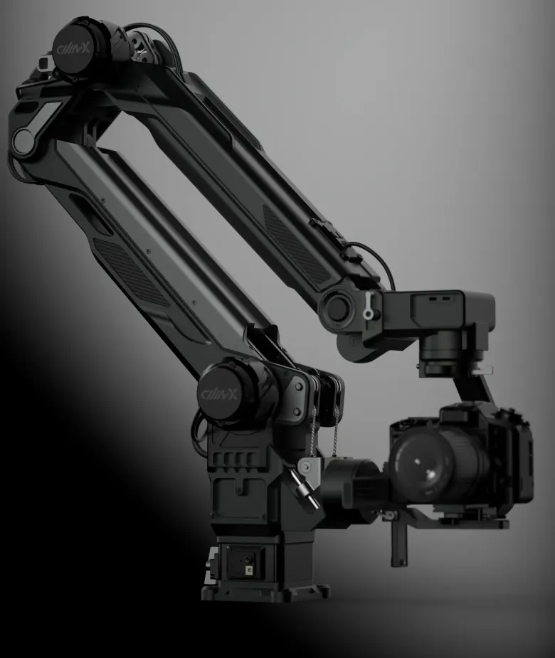 Czarne 6-osiowe ramię robotyczne Cilin X z aparatem na ciemnym tle