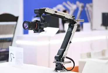 Ramię robotyczne Cilin X z aparatem bezlusterkowym na stole wystawowym