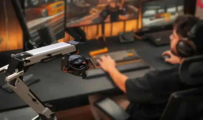 Ramię Cilin X z kamerą przy biurku streamera z klawiaturą i monitorami