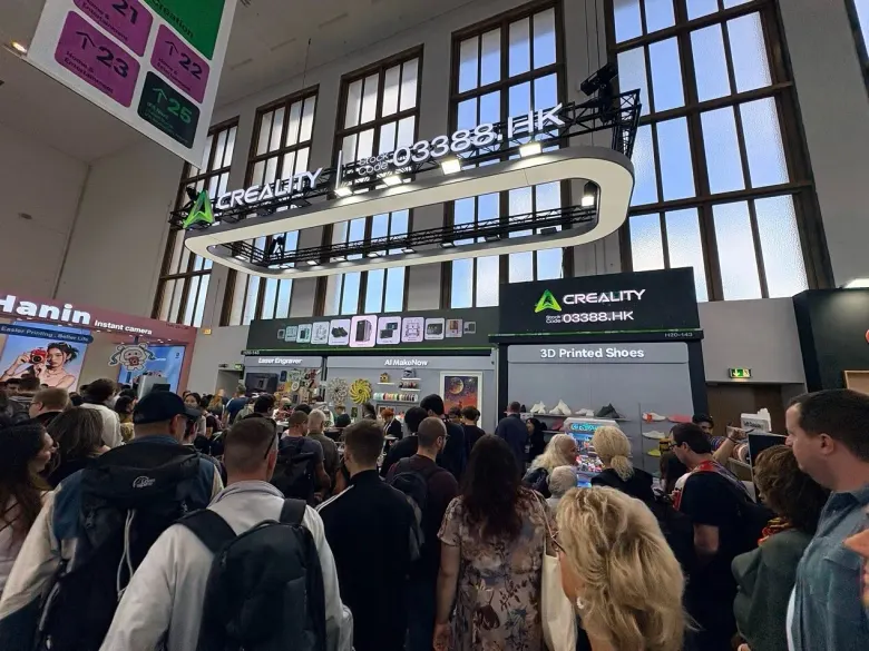Tłum zwiedzających przed stoiskiem Creality na IFA 2026