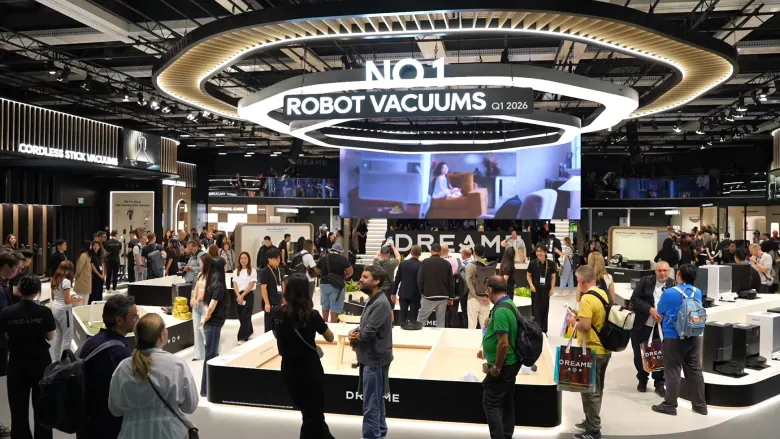 Tłum zwiedzających na dużym stoisku Dreame na IFA 2026 z podświetlonym napisem nad ekspozycją robotów