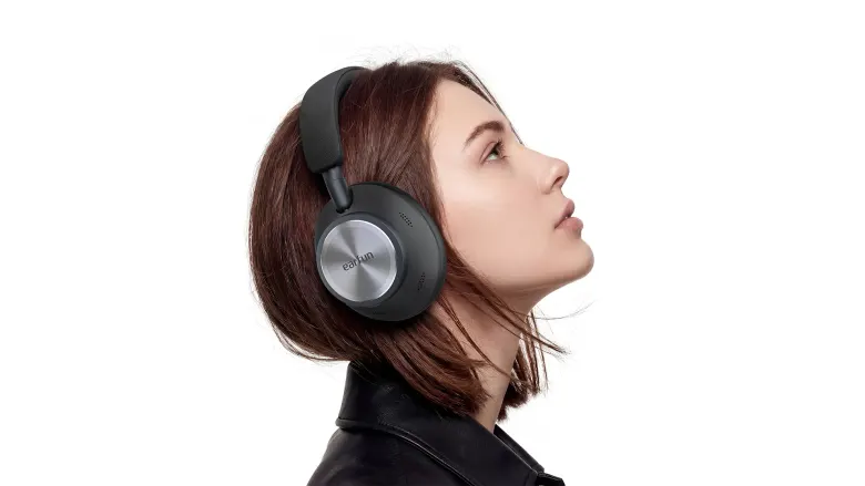 Kobieta w słuchawkach EarFun Wave Pro X widziana z profilu