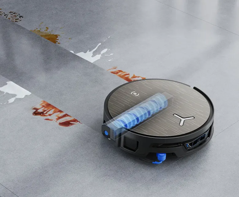 Robot DEEBOT X12S z wysuniętym niebieskim wałkiem mopującym na podłodze z plamami
