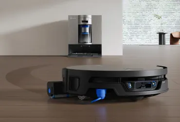 Robot sprzątający ECOVACS DEEBOT X12S OmniCyclone na drewnianej podłodze, w tle stacja dokująca