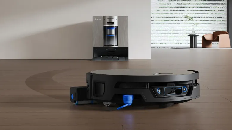 Robot sprzątający ECOVACS DEEBOT X12S OmniCyclone na drewnianej podłodze, w tle stacja dokująca