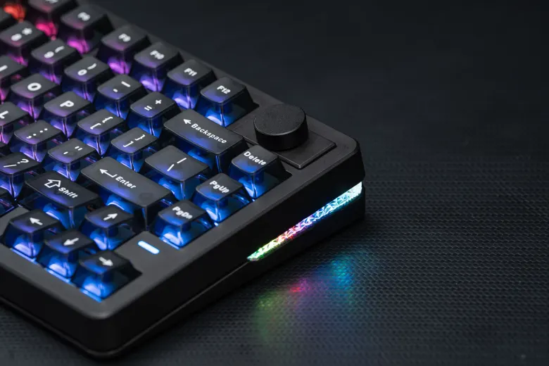Narożnik klawiatury Epomaker HE75 V2 z pokrętłem i podświetlanym paskiem RGB na boku obudowy
