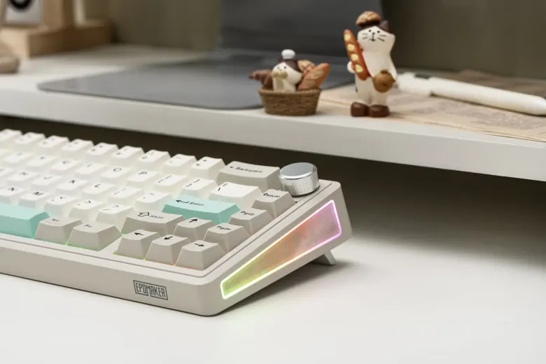Bok klawiatury Epomaker TH65 z metalowym pokrętłem i podświetlonym panelem RGB