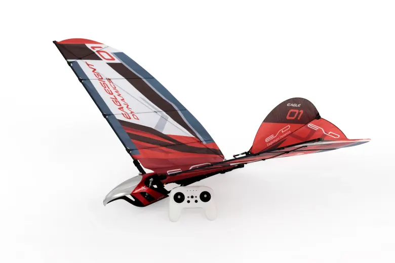 Czerwony ornitopter ESD Eagle X z aparaturą sterującą na białym tle