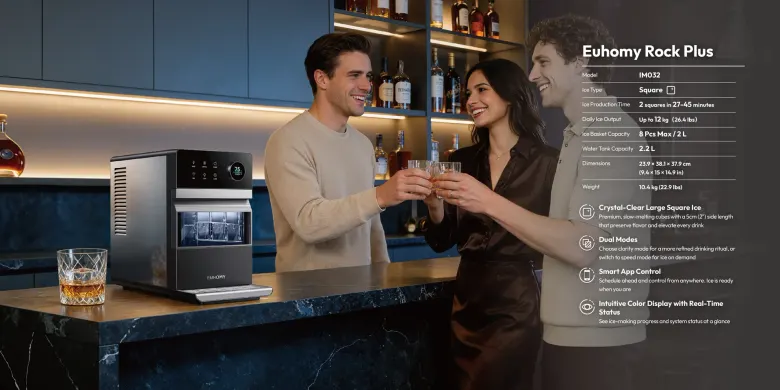 Kostkarka do lodu Euhomy Rock Plus na barze, obok szklanka whisky z przejrzystą kwadratową kostką lodu
