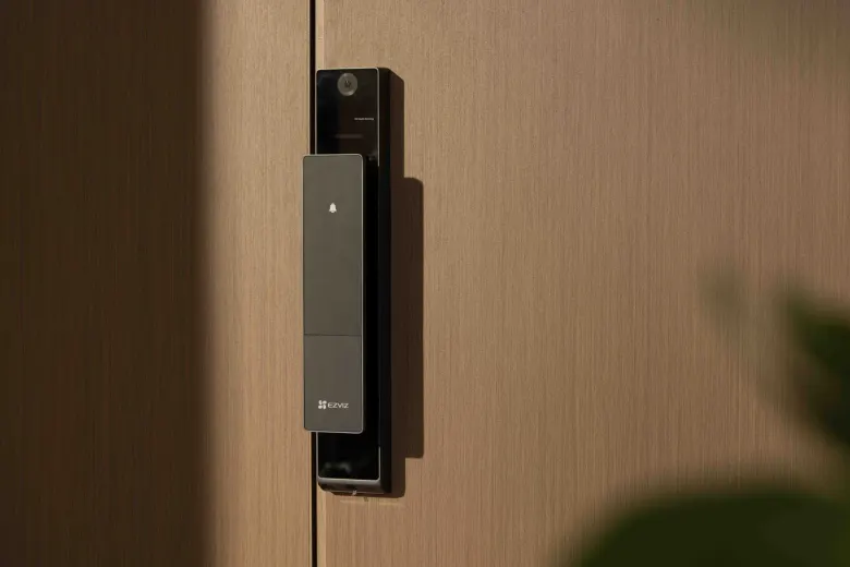 Zamek smart EZVIZ DL50FVX zamontowany na drewnianych drzwiach