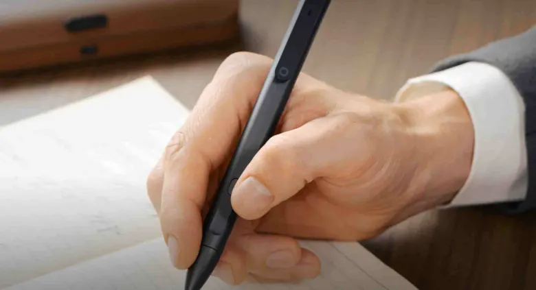 Ręka pisząca długopisem Flowtica Scribe w papierowym notesie