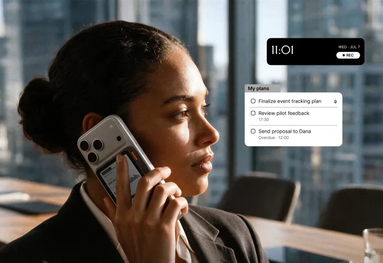 Kobieta rozmawia przez telefon z przypiętym z tyłu urządzeniem Flowtica Verso