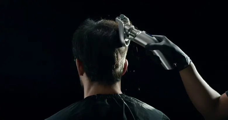 Strzyżenie tyłu głowy maszynką do włosów GLYDE Smart Hair Clipper