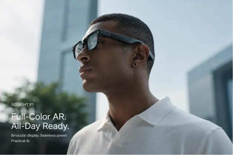 Mężczyzna w okularach GOSIGHT P1 na tle miasta, z napisem Full-Color AR. All-Day Ready