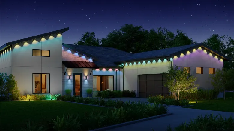 Dom oświetlony nocą lampkami Govee Permanent Outdoor Lights 2 Pro pod okapem