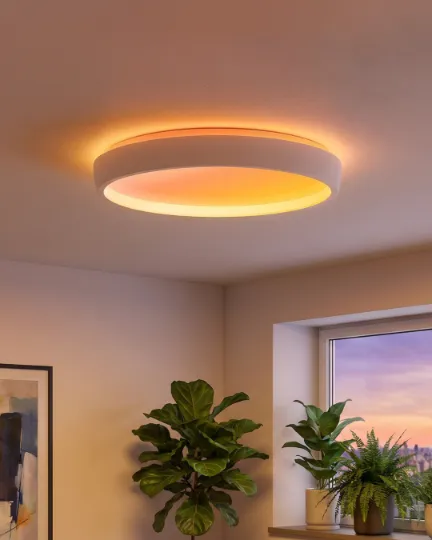 Govee Sky Ceiling Light z ciepłym, pomarańczowym podświetleniem na suficie