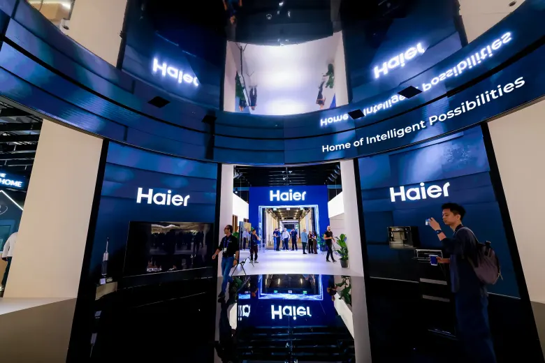 Wejście na stoisko Haier na IFA 2026 – ciemny tunel z podświetlanymi logo Haier i napisem Home of Intelligent Possibilities
