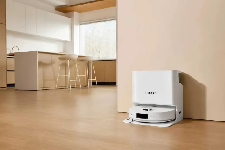 Biały robot myjący HIZERO GLIDE w stacji dokującej w jasnej kuchni
