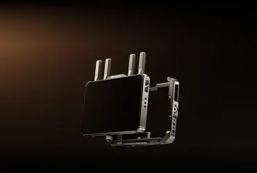 Monitor Hollyland Pyro 7 Ultra z czterema antenami w klatce Tilta, z podłączonym kalibratorem kolorów