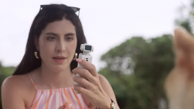 Kobieta nagrywa siebie kamerą HOVERAir VERSA trzymaną w dłoni