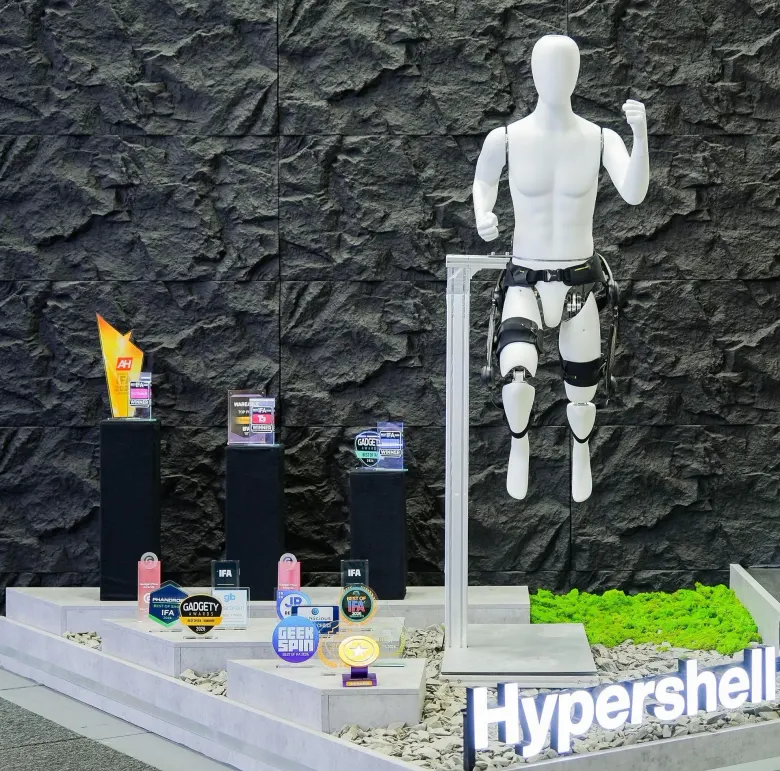 Manekin w egzoszkielecie Hypershell Halo na stoisku z nagrodami z IFA 2026