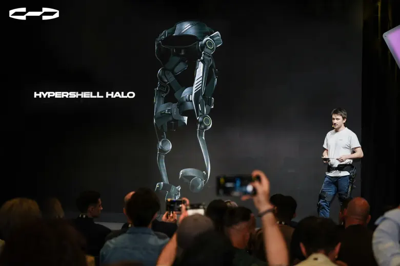 Prezentacja egzoszkieletu Hypershell Halo na scenie podczas IFA 2026, w tle duży ekran z Halo