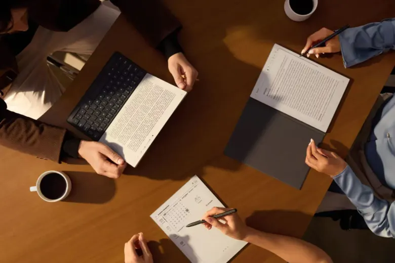 Tablety e-ink iFLYTEK AINOTE 2 i AINOTE Air 2 z rysikiem i klawiaturą na stole podczas spotkania