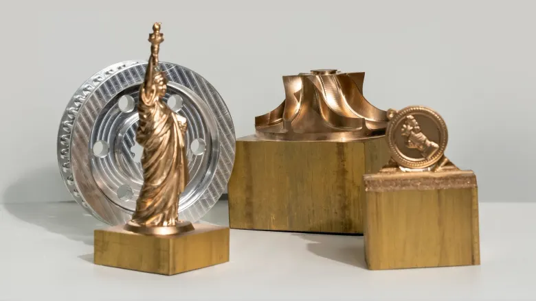Detale z aluminium i mosiądzu wyfrezowane na InfiMaker K1, m.in. figurka Statuy Wolności